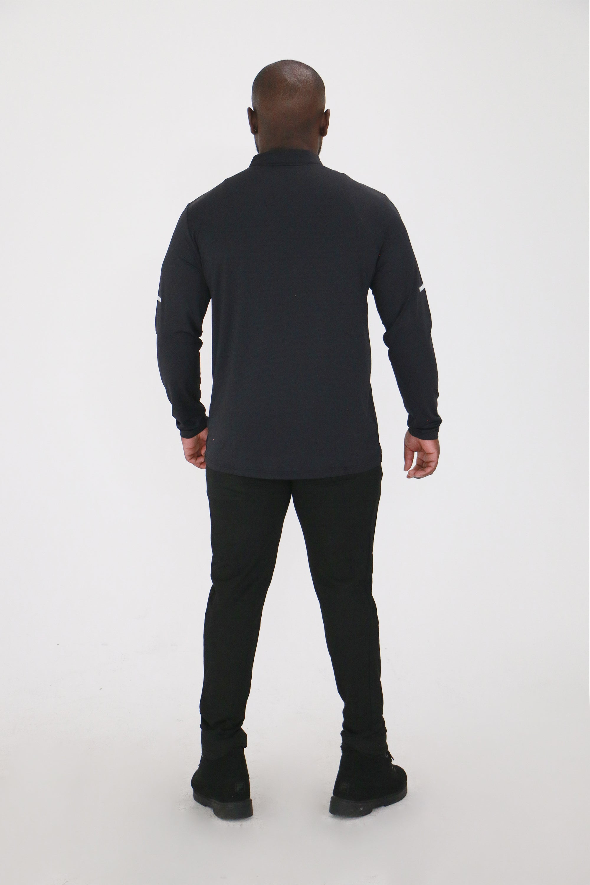 Collection of Camisa de manga larga con cremallera 1/4 de rendimiento para hombre, color negro in a gallery layout