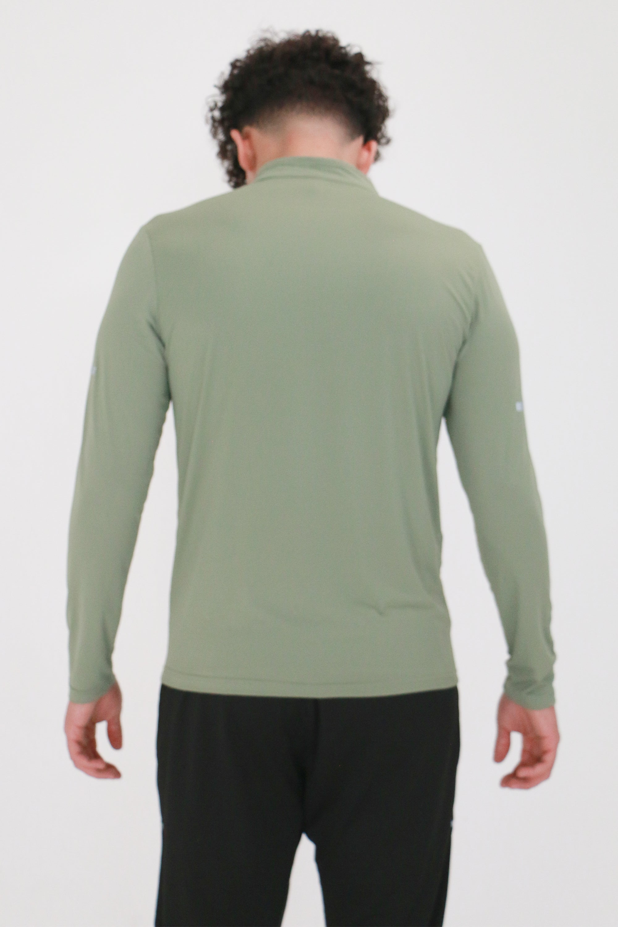 Collection of Camisa de manga larga con cremallera 1/4 de rendimiento para hombre, color verde espuma de mar in a gallery layout